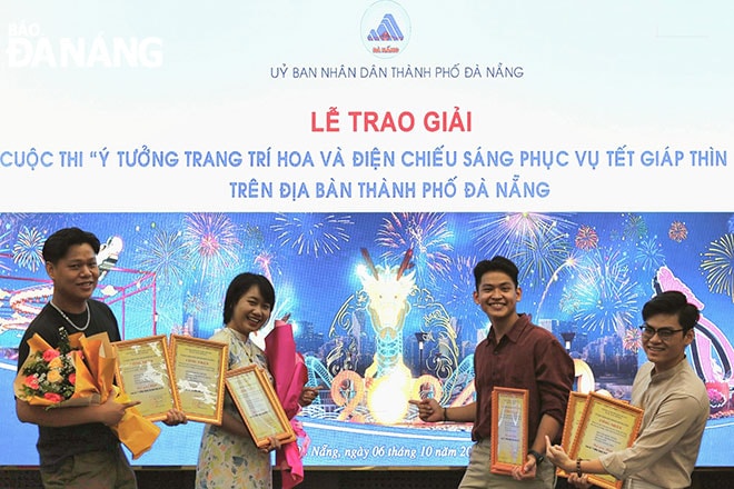 Ý tưởng trang trí đường hoa “Thìn ghé ngõ, Giáp sum vầy” của nhóm 4 sinh viên khoa Kiến trúc, Trường Đại học Bách khoa Đà Nẵng đoạt giải Nhất. Ảnh: H.V