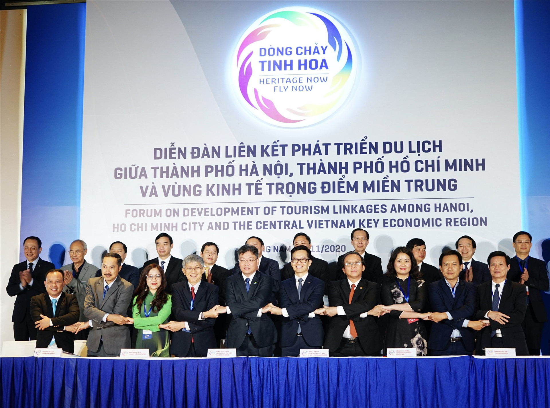 Lãnh đạo Hiệp hội Du lịch các tỉnh thành trong Vùng kinh tế trọng điểm miền Trung và Hà Nội, TP.Hồ Chí Minh ký hợp tác với các hãng hàng không để thúc đẩy du lịch vào năm 2020. Ảnh: H.S