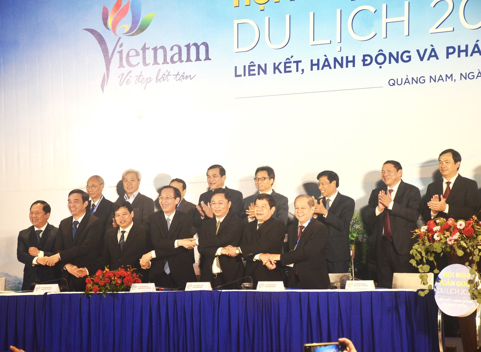 Lãnh đạo các tỉnh thành trong Vùng kinh tế trọng điểm miền Trung và Hà Nội, TP.Hồ Chí Minh ký hợp tác thúc đẩy du lịch vào năm 2020. Ảnh: H.S