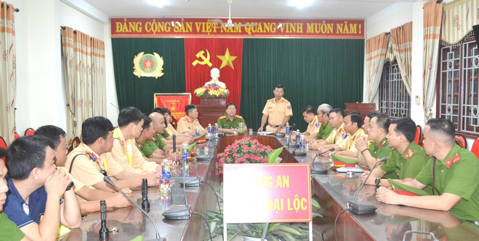 Trung tá Lê Phan Minh Mẫn triển khai kế hoạch phối hợp, phân công nhiệm vụ tại trụ sở Công an huyện Đại Lộc. Ảnh: N.B