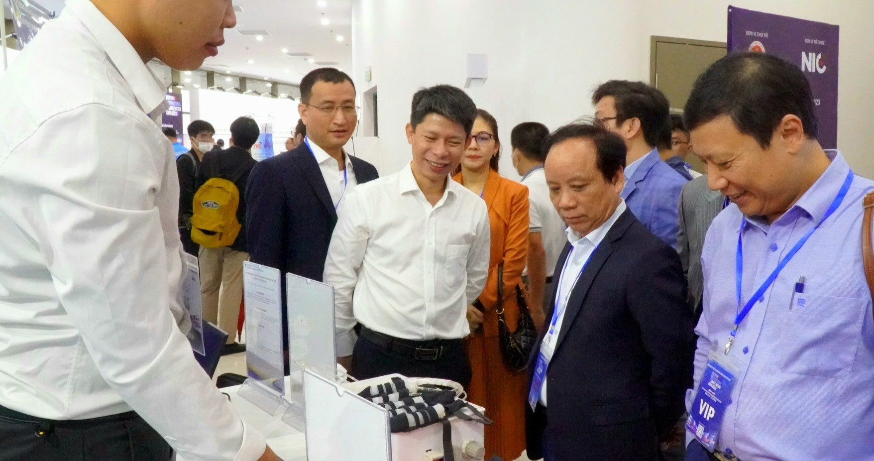 Lãnh đạo Đại học Đà Nẵng tham quan gian trưng bày sản phẩm của Trường ĐH Bách khoa -ĐHĐN tai Triển lãm quốc tế VIIE-2023. Ảnh ĐHĐN
