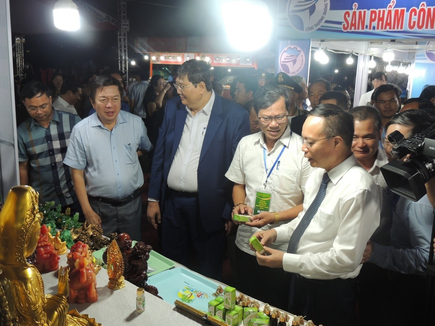 Visitors at a Quang Nam's product booth