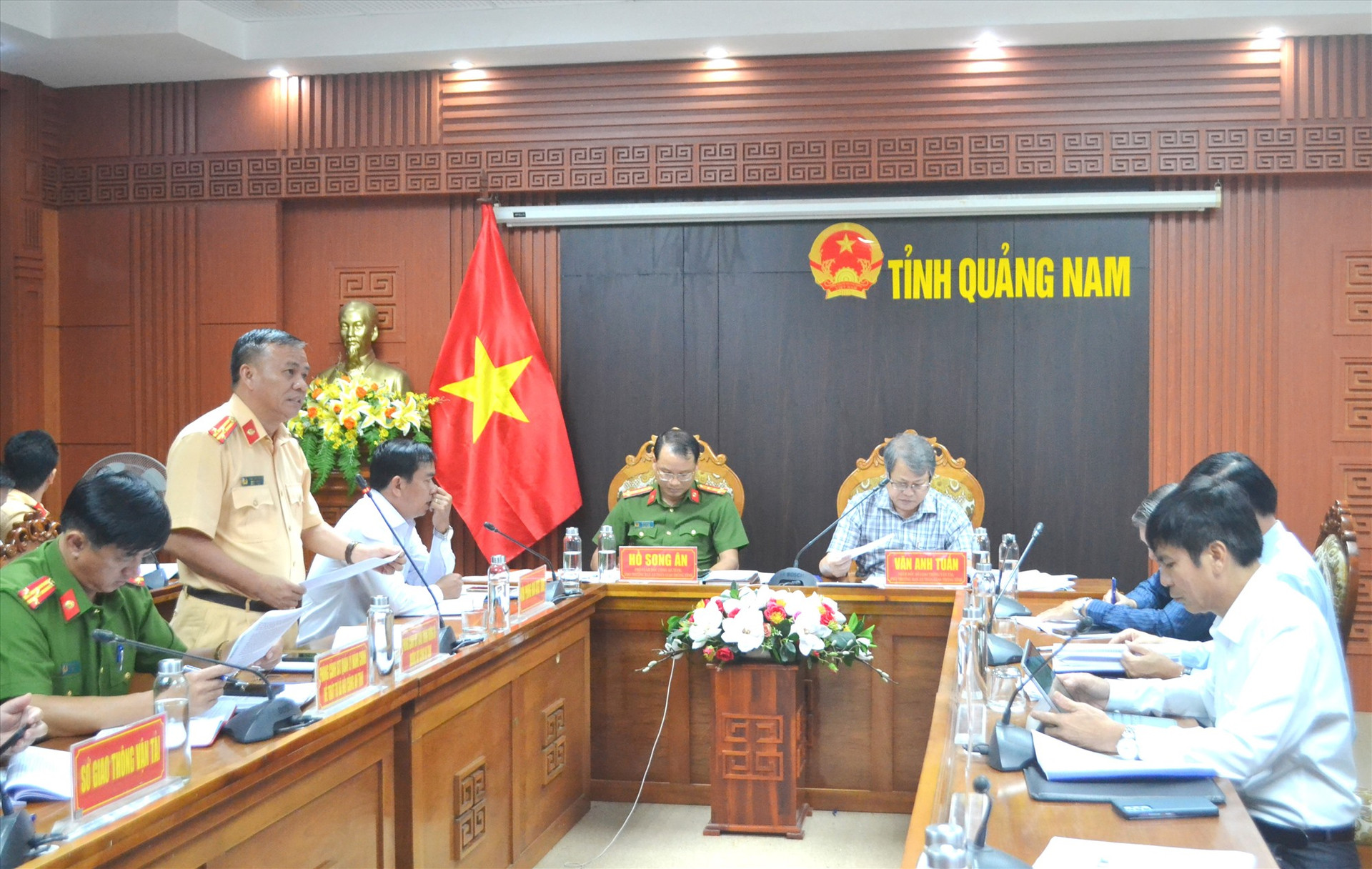 Thượng tá Phan Thanh Hồng nêu một số nguyên nhân chính khiến TNGT trong 10 tháng qua gia tăng cả 3 tiêu chí. Ảnh: C.T