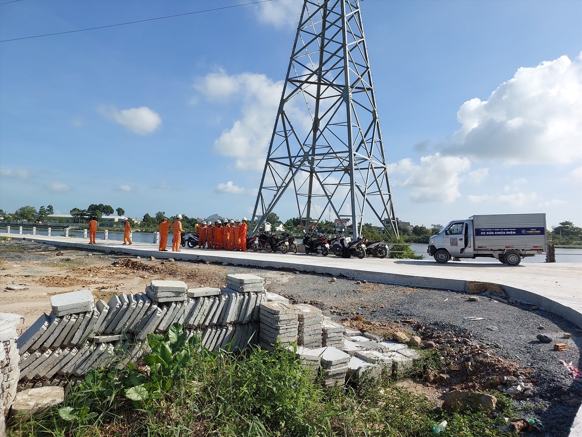 Tăng cường tiến độ thi công, giải ngân cho các dự án đầu tư công cũng là một trong những phương thức hỗ trợ cho một nhóm doanh nghiệp lĩnh vực đầu tư, xây dựng phát triển (Ảnh chụp tại dư án “Phát triển môi trường, hạ tầng đô thị để ứng phó với biến đổi khí hậu thành phố Hội An” ngày 29/10/2023). Ảnh: T.D