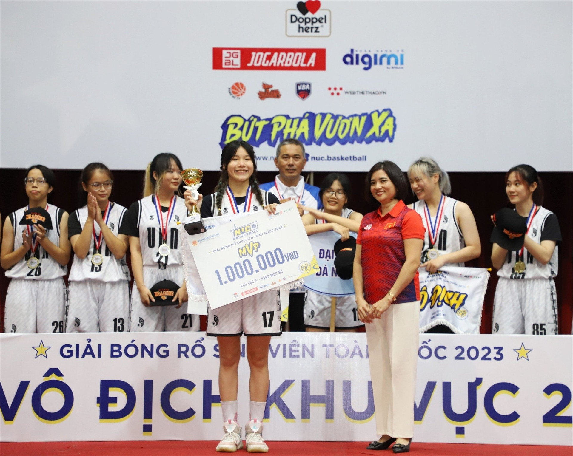 Trao giải Nhất cho đội nữ  bóng rổ Đại học Đà Nẵng và VĐV nữ xuất sắc nhất miền Trung. Ảnh TC
