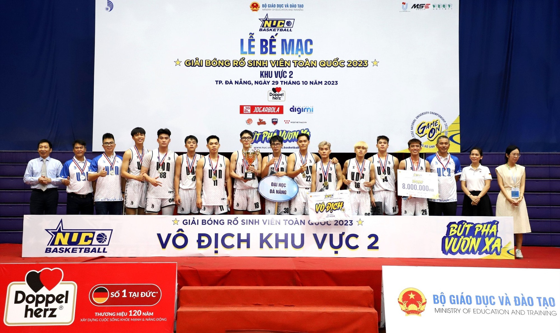 Trao giải Nhất bóng rổ cho đội nam Sinh viên Đại học Đà Nẵng