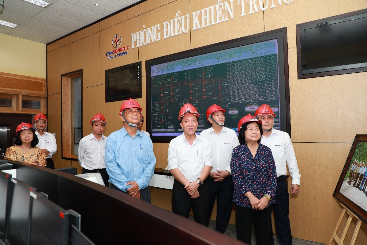 Nguyên Phó Chủ tịch nước Trương Mỹ Hoa thăm Phòng điều khiển Trung tâm Nhà máy thủy điện  A Vương. Ảnh: V.L