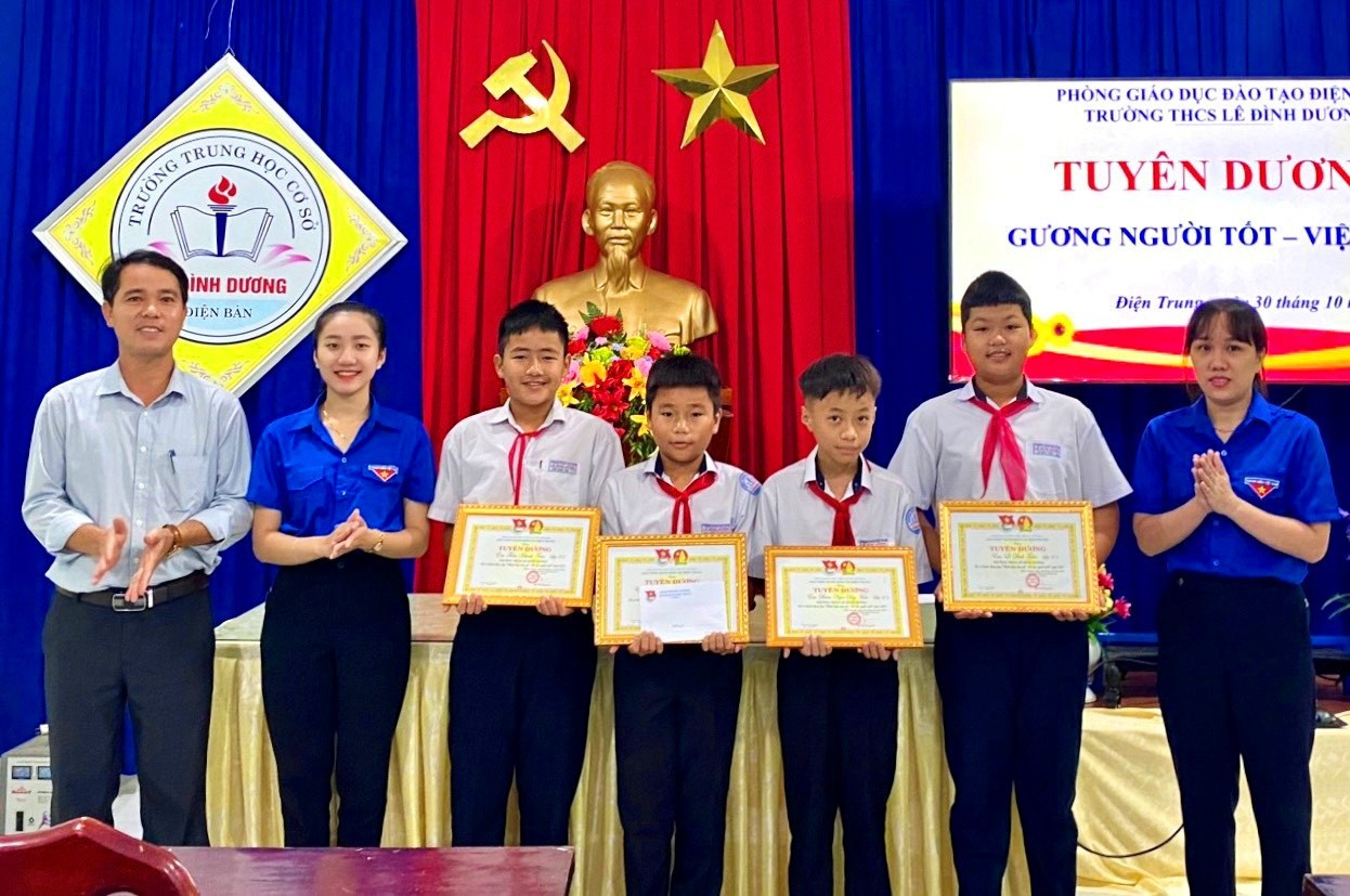 Đoàn thanh niên xã Điện Trung và Ban giám hiệu trường THCS Lê Đình Dương tặng giấy khen cho 4 học sinh nhặt được của rơi.