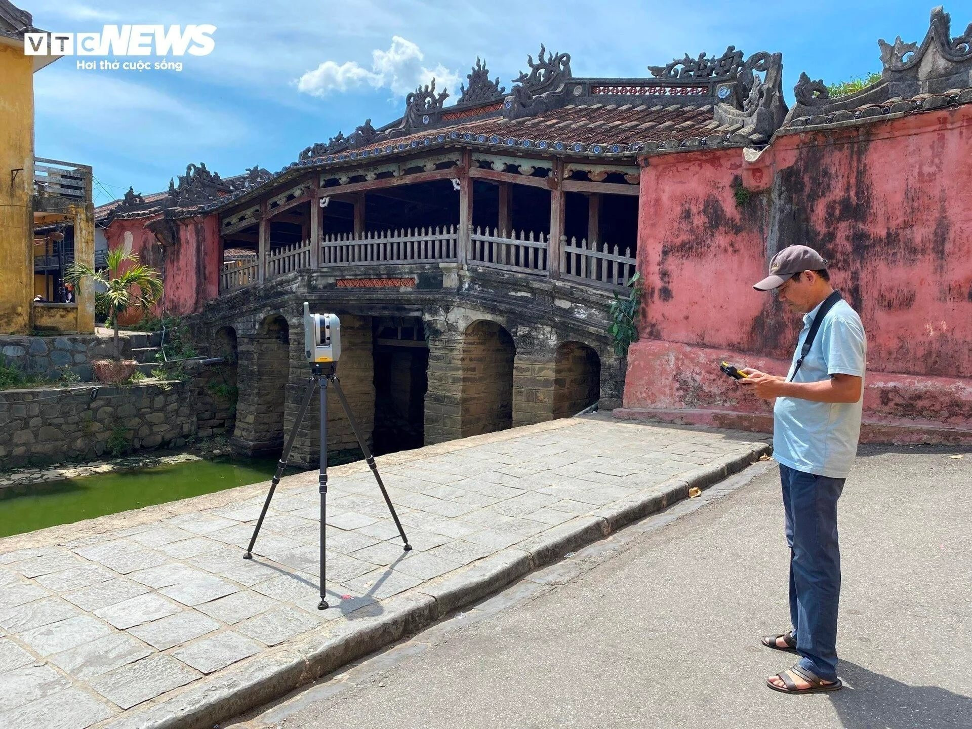 Reportedly, the Japanese Covered Bridge was built in Hoi An city (Quang Nam) at the beginning of the 17 century. It now becomes a symbol of the ancient town on the bank of the Hoai river.