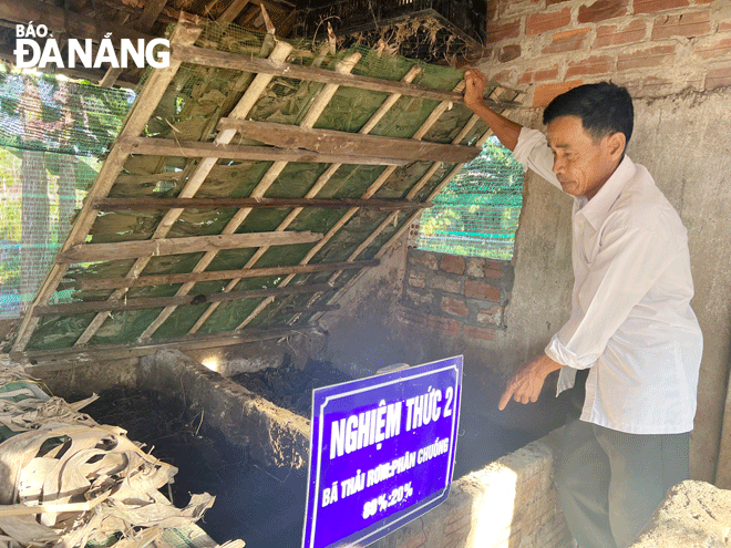 Nhiều mô hình nông nghiệp xử lý rác thải hữu cơ, hướng tới nông nghiệp tuần hoàn và phát triển kinh tế bền vững được triển khai cho hội viên nông dân. Trong ảnh: Ông Lê Văn Lý (thôn Nam Sơn, xã Hòa Tiến) đang kiểm tra mô hình nuôi trùn quế. Ảnh: VĂN HOÀNG