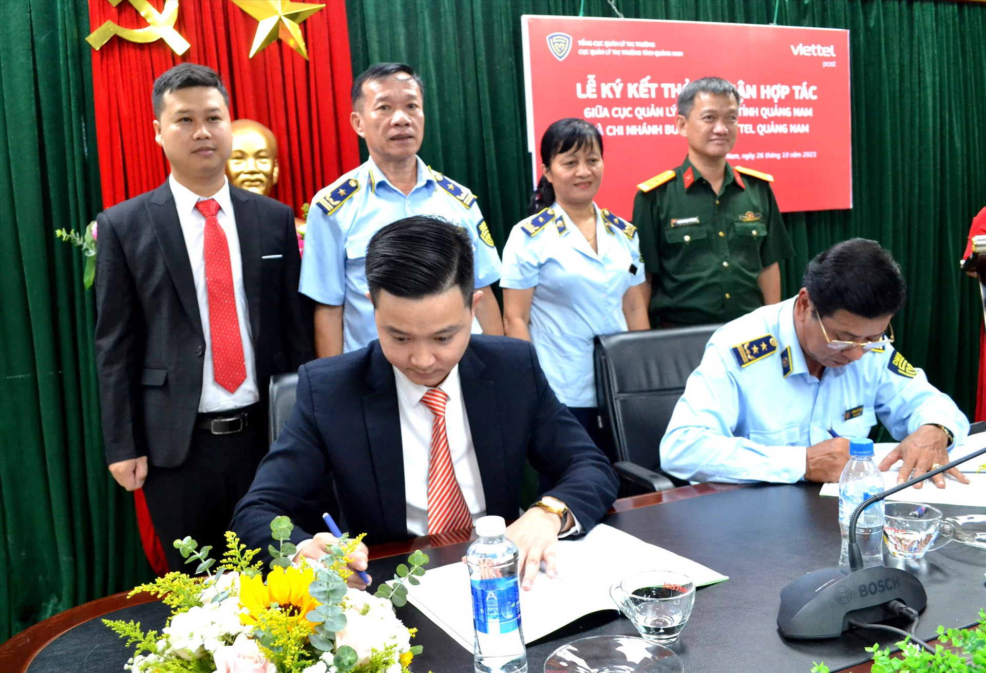 Lãnh đạo Cục Quản lý thị trường và Chi nhánh Viettel Post Quảng Nam ký kết thỏa thuận hợp tác ngăn ngừa buôn lậu qua đường bưu chính. Ảnh: Q.VIỆT