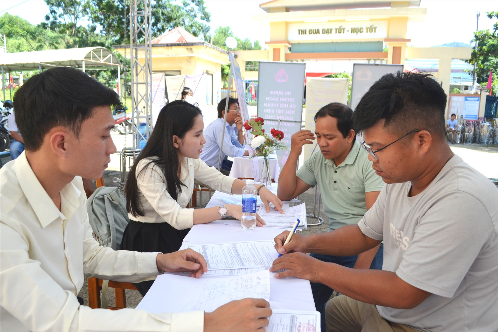 Thanh niên Đông Giang tham gia tìm kiếm cơ hội việc làm tại sàn giao dịch việc làm được huyện tổ chức vào sáng ngày 29/6/2023. Ảnh: C.T