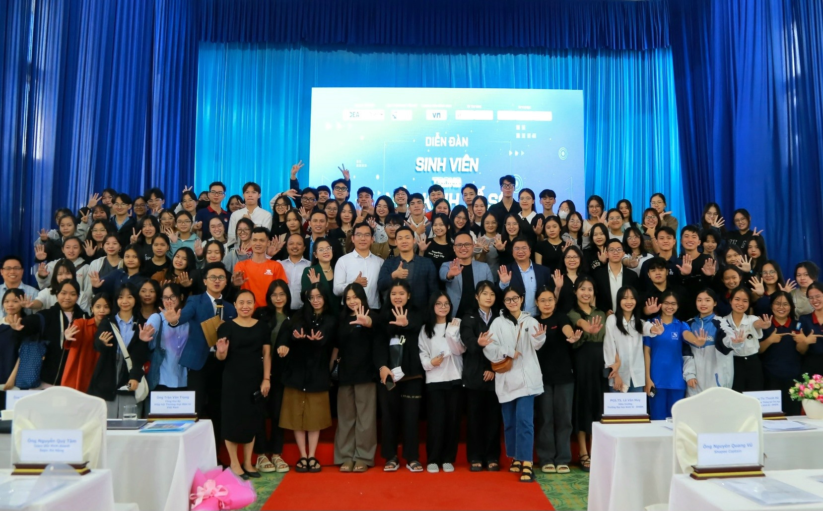 Sinh viên Trường ĐH KInh tế Đà Nẵng chụp ảnh lưu niệm tại diễn đàn. Ảnh XL