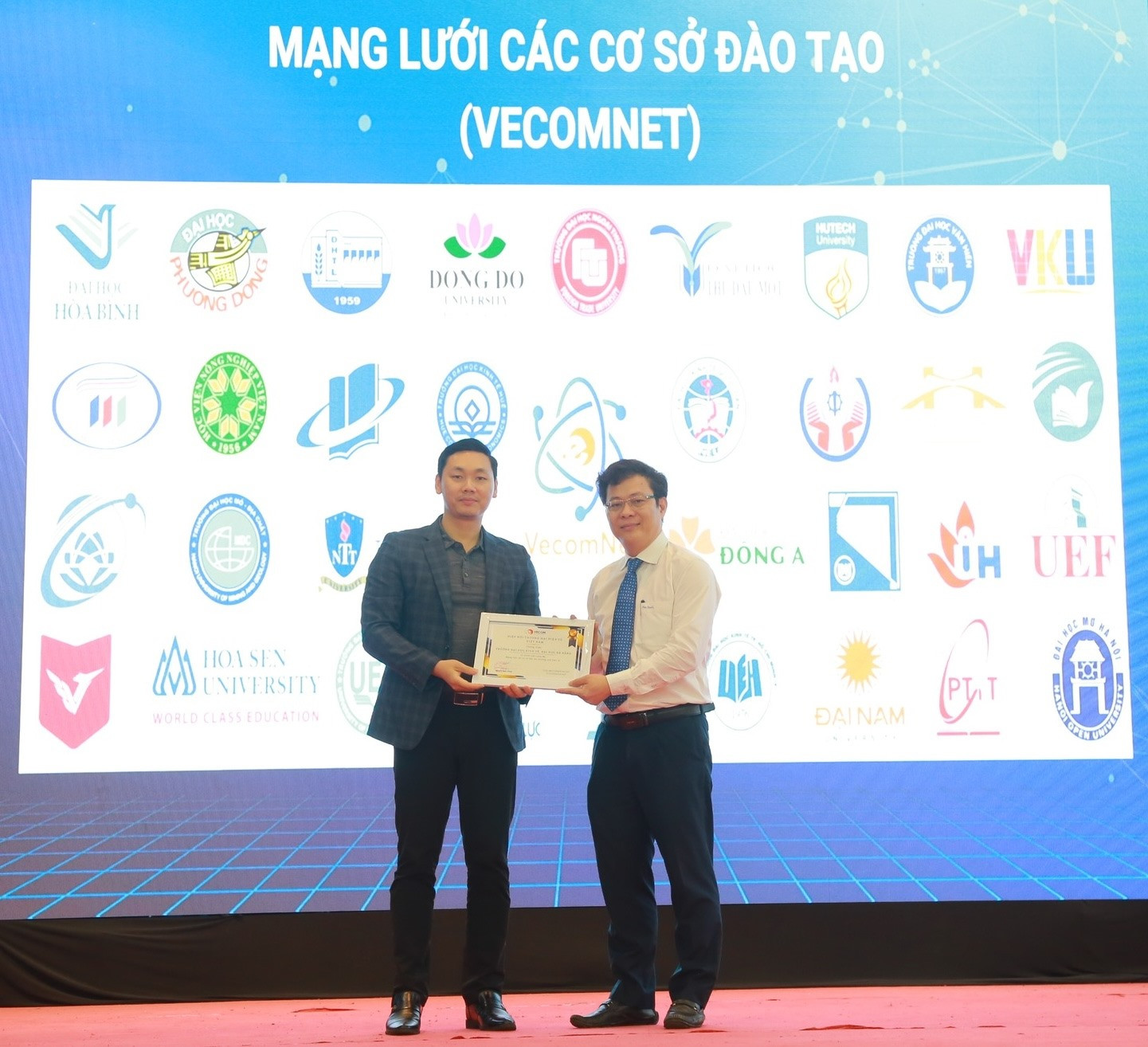Lãnh đạo Trường ĐH Kinh tế Đà Nẵng nhận Chứng nhận thành viên sáng lập Mạng lưới VECOMNET.  Ảnh XUÂN LAN