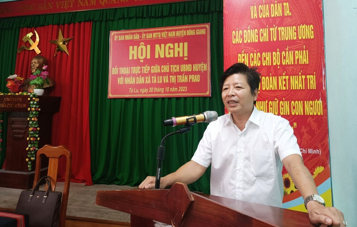ông A Vô Tô Phương - Chủ tịch UBND huyện Đông Giang có buổi đối thoại trực tiếp với nhân dân xã Tà Lu và thị trấn Prao.