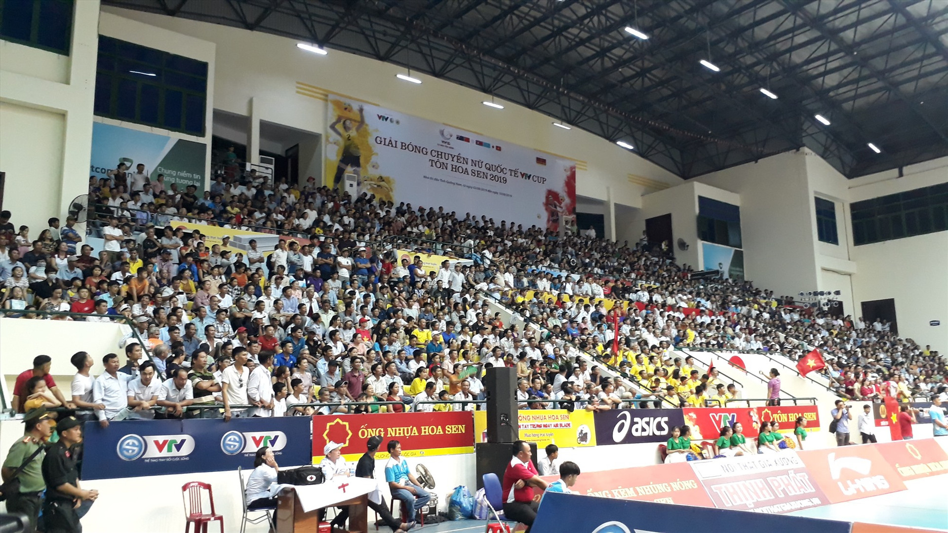 Ở những giải bóng chuyền nữ quốc tế tổ chức trước đây, Nhà thi đấu TD-TT tỉnh thu hút khá đông khán giả dự xem. Ảnh: T.V