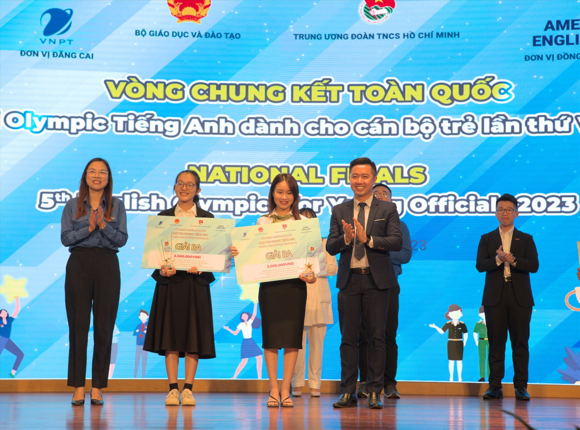 Bạn Phạm Thị Việt Trinh (thứ 2 từ trái sang) nhận giải Ba tại vòng thi chung kết.