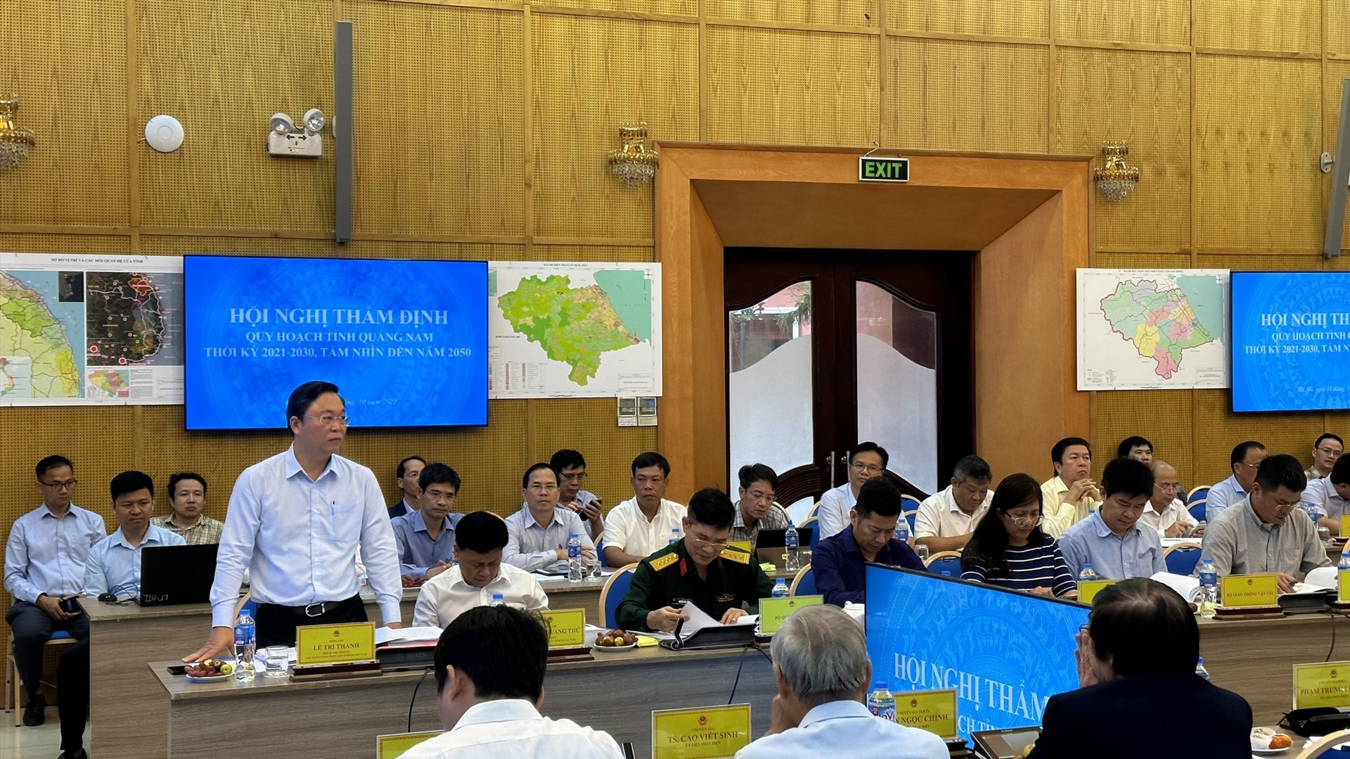Chủ tịch UBND tỉnh Lê Trí Thanh trình bày tóm tắt Quy hoạch tỉnh Quảng Nam thời kỳ 2021 - 2030, tầm nhìn đến năm 2050 tại phiên họp thẩm định. Ảnh: D.H