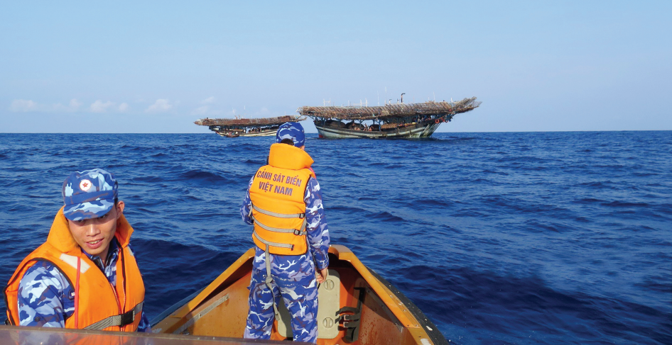 Lực lượng chức năng tìm kiếm ngư dân mất tích trong 2 vụ chìm tàu vừa qua. Ảnh: CTV