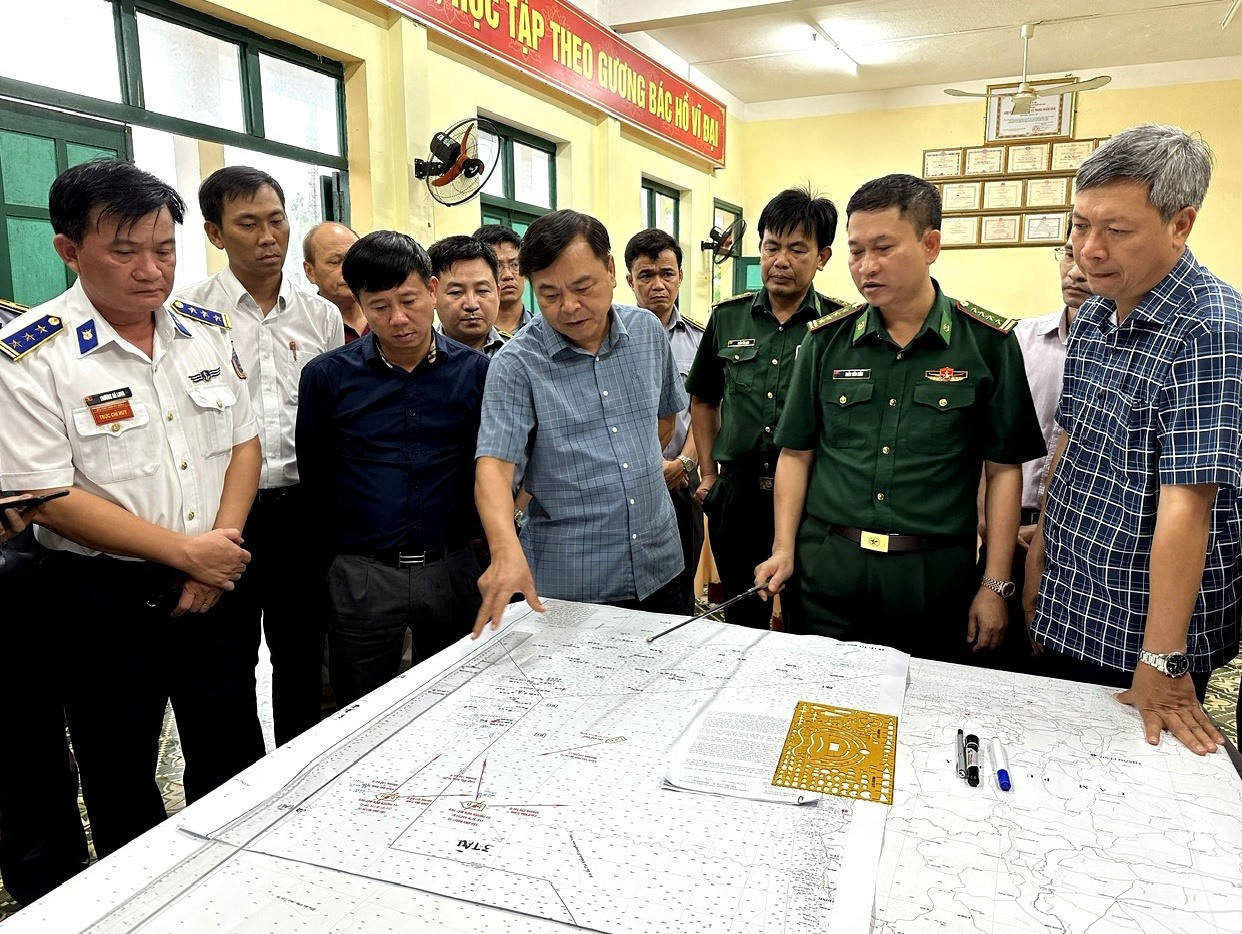 Thứ trưởng Bộ NN&PTNT Nguyễn Hoàng Hiệp có mặt ở Quảng Nam để chỉ đạo ứng cứu các ngư dân mất tích sau vụ chìm 2 tàu cá ở vùng biển Song Tử Tây vừa qua. Ảnh: Q.VIỆT