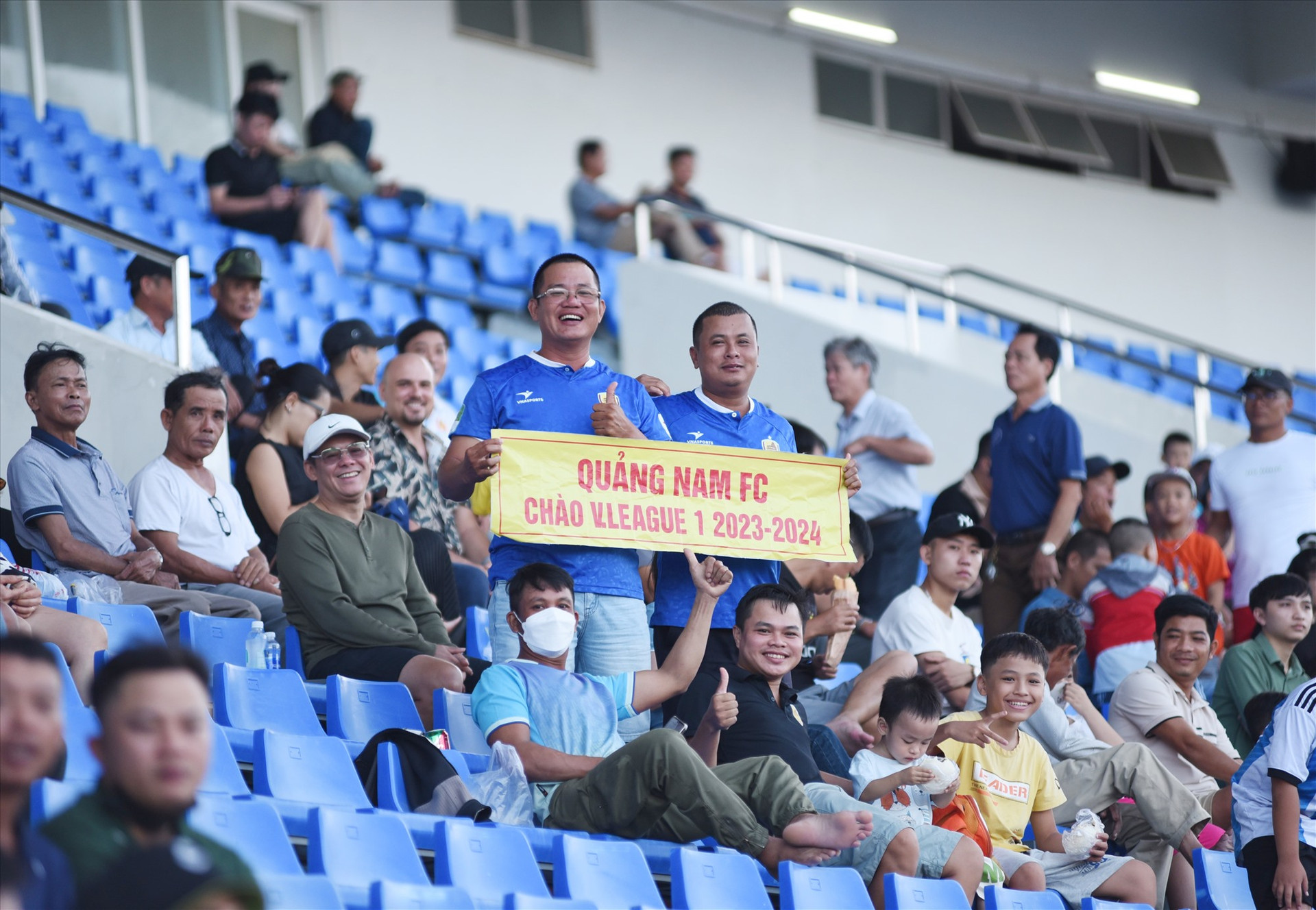 Phạm Anh Khoa với tấm băng rôn cầm tay “Quảng Nam FC chào V-League 2023-2024” trên khán đài A sân Hòa Xuân. Ảnh: A.SẮC