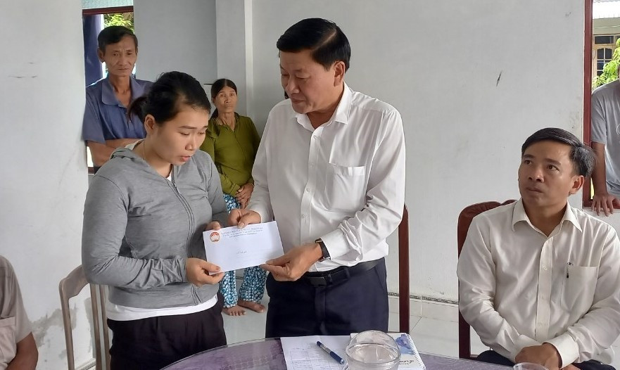 Ông Lê Thái Bình - PCT Ủy ban MTTQ Việt Nam tỉnh thăm hỏi gia đình nạn nhân Núi Thành.