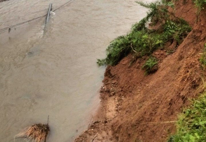 Sạt lở taluy âm đường DH về xã Trà Ka, kéo theo 1 trụ điện bị ngã xuống sông Toong, làm toàn xã này bị mất điện lưới.