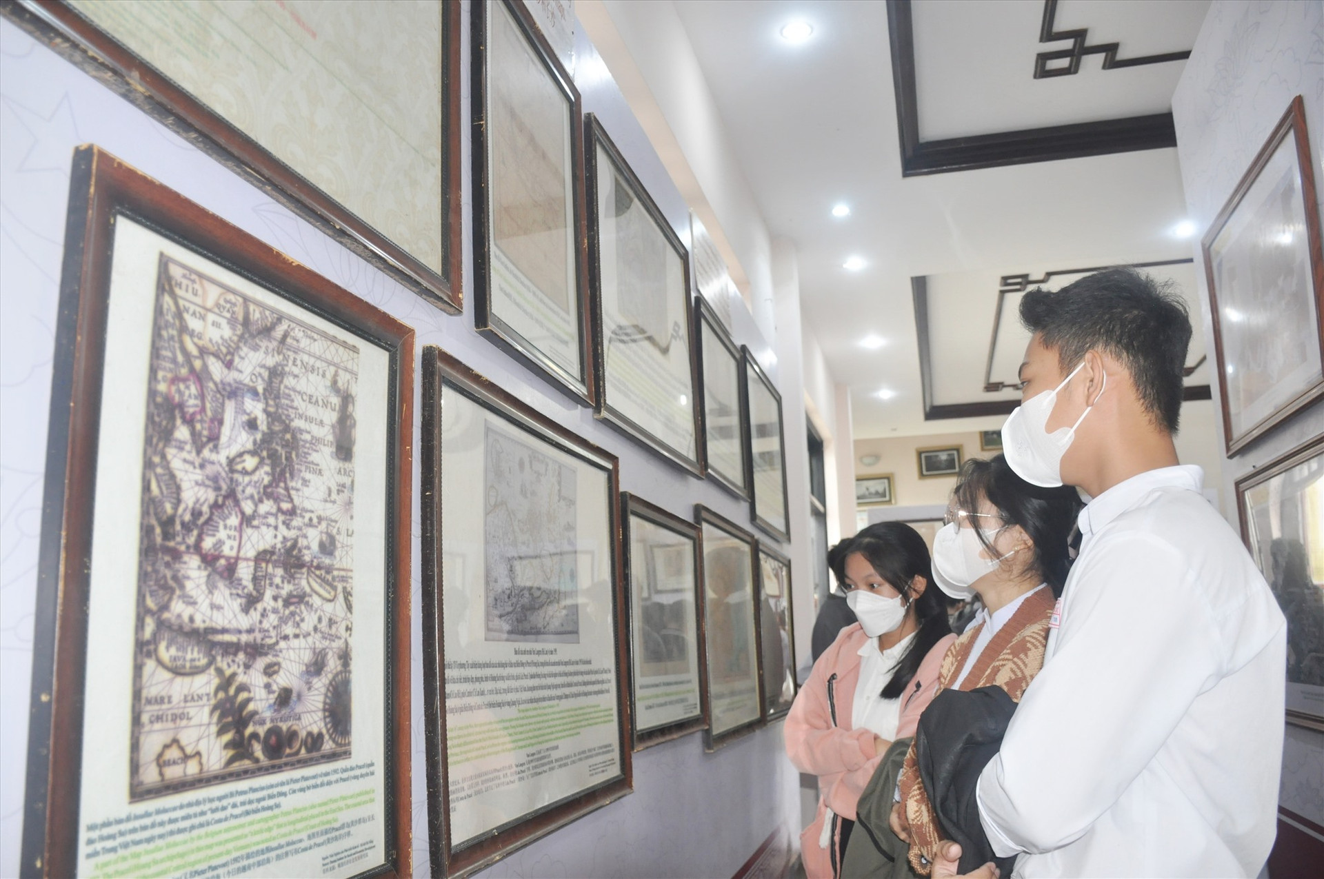 Các học sinh huyện Phú Ninh tham quan các tài liệu trưng bày tại triển lãm. Ảnh: N.Đ