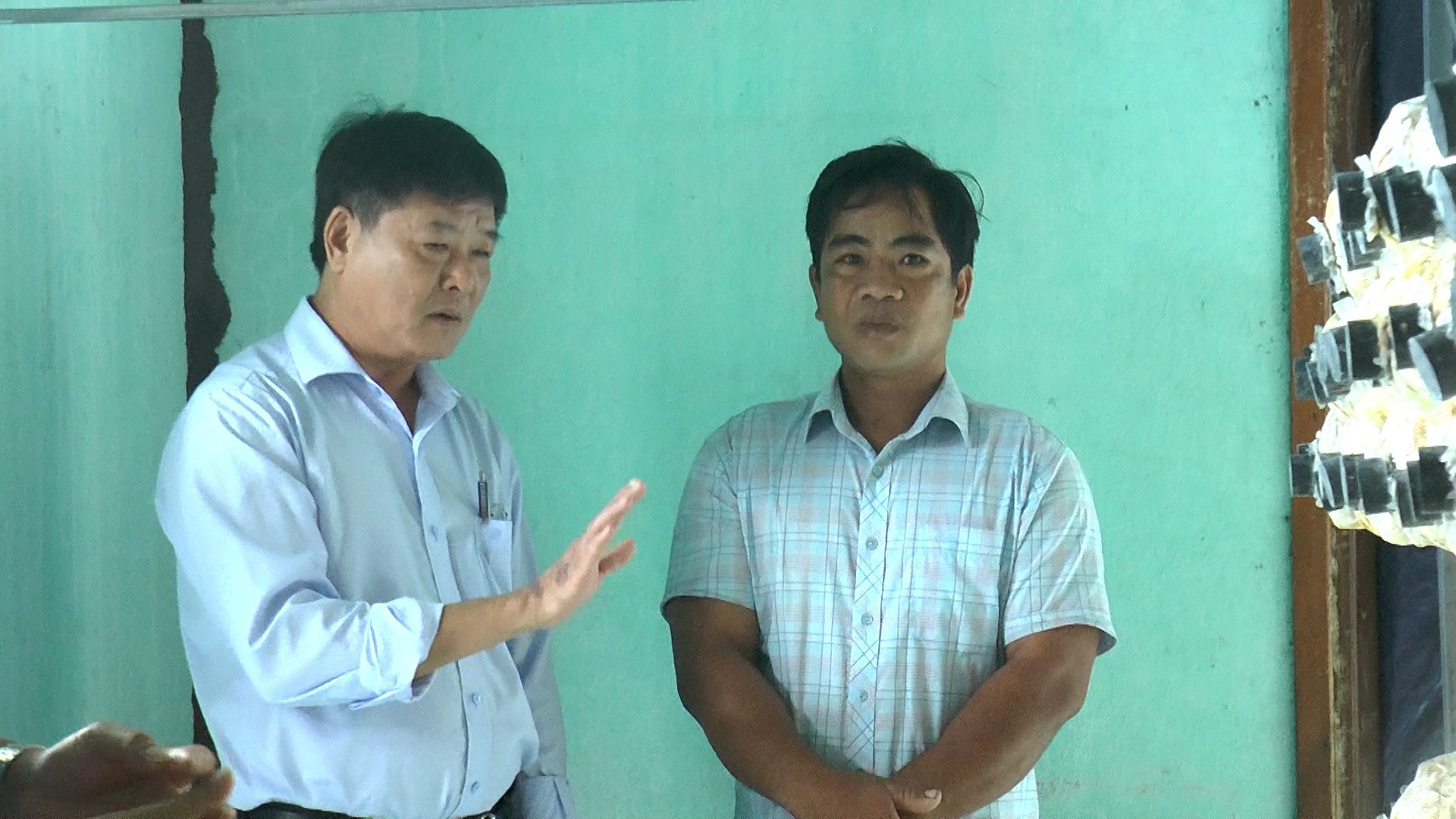 Lãnh đạo huyện Nam Giang thăm các mô hình trồng nấm.