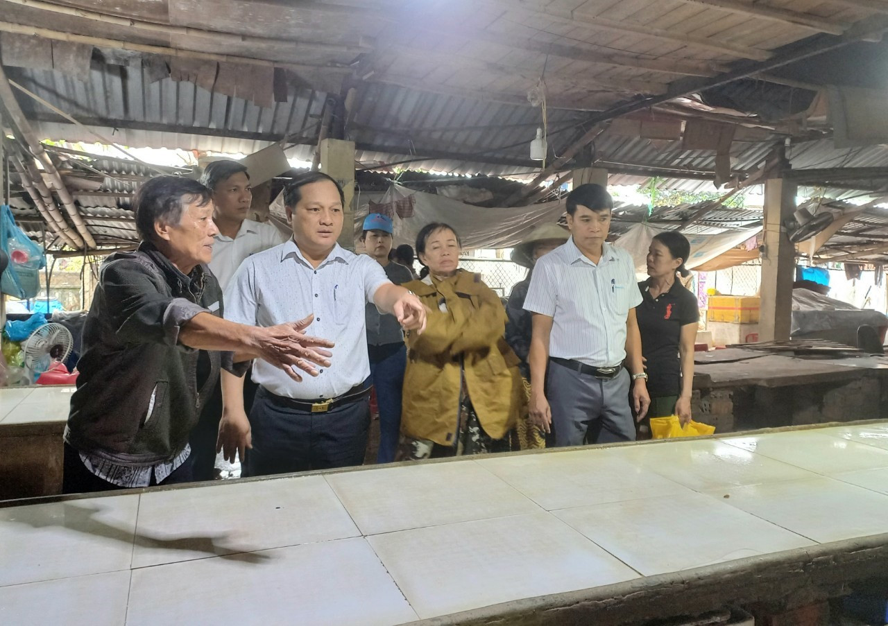 Lãnh đạo huyện Quế Sơn tìm hiểu vị trí kinh doanh của tiểu thương tại chợ Đông Phú cũ. Ảnh: DUY THÁI