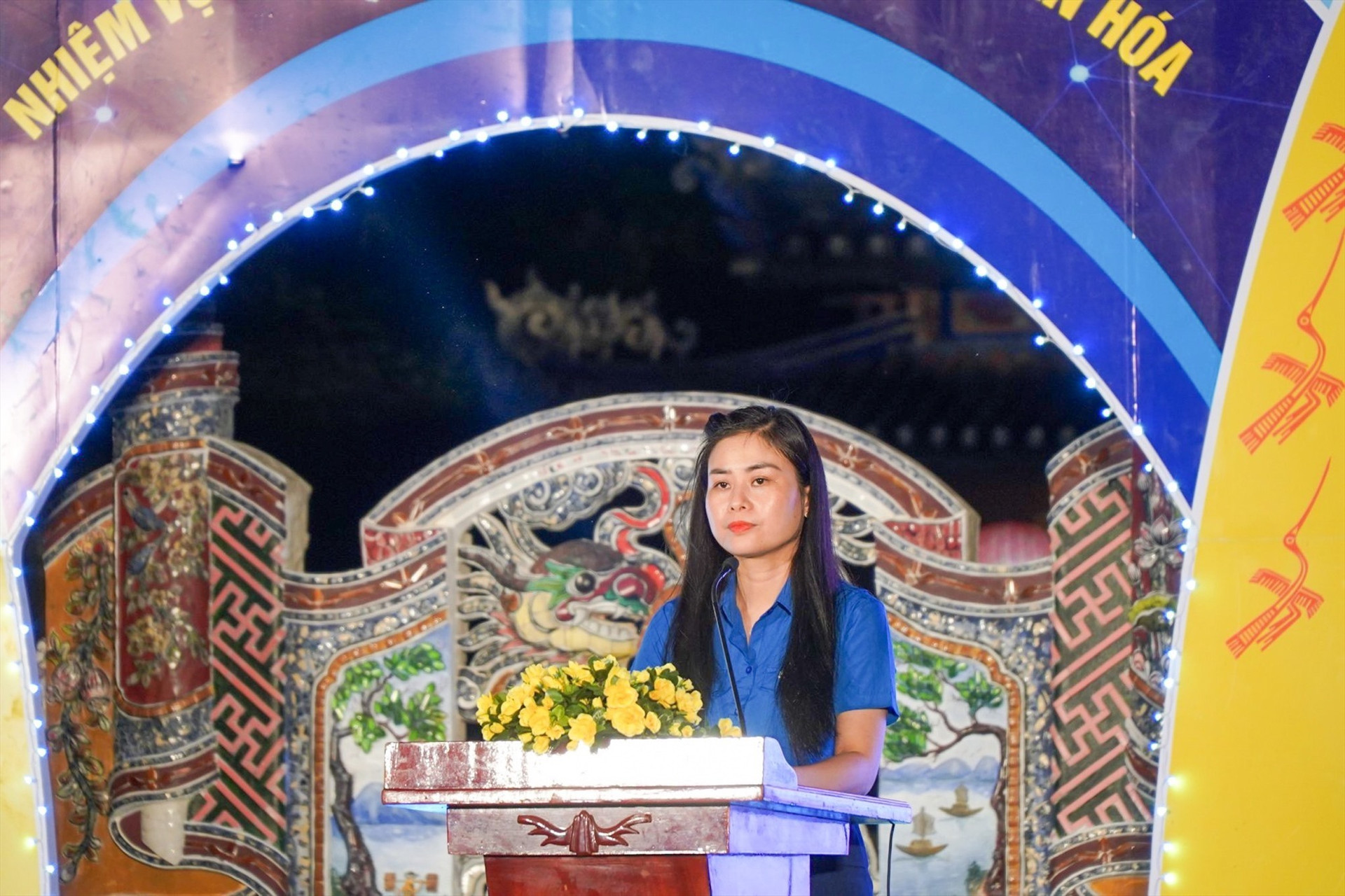 Vice Secretary of Quang Nam provincial Youth Union  Dang Thi Bao Trinh gives a speech at the forum.