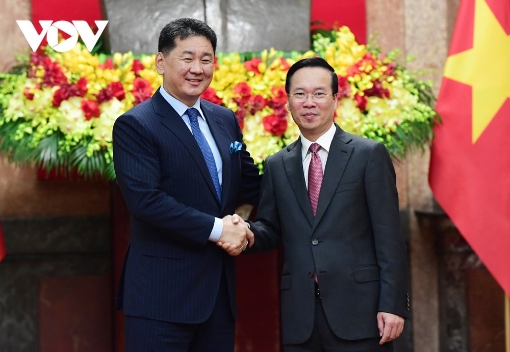 Vietnamese President Vo Van Thuong (R) shaking hands with Mongolian President Ukhnaagiin Khurelsukh who is in Hanoi for a five-day State visit to Vietnam.