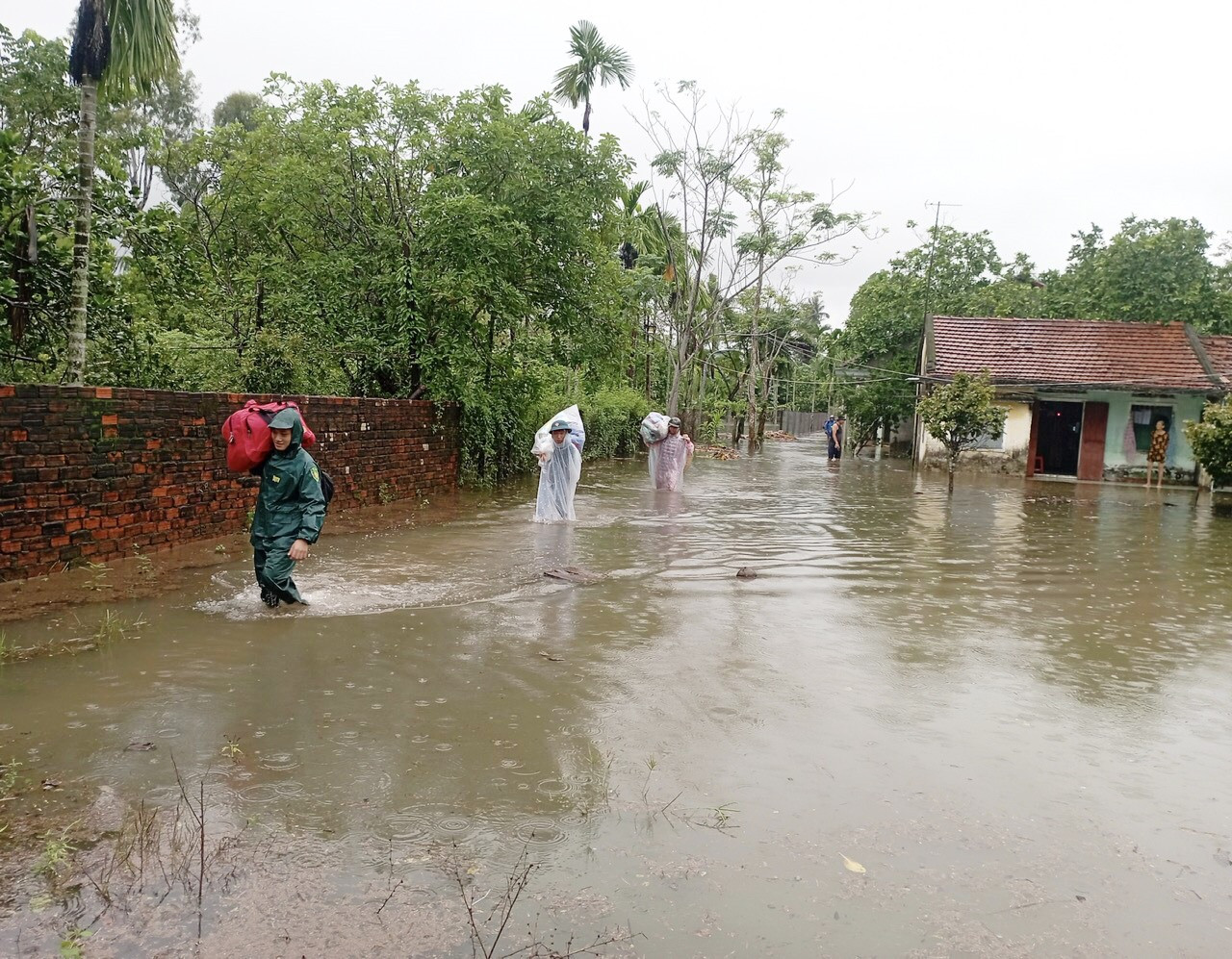 Đội xung kích khối phố 8 và dân quân phường An Sơn di dời tài sản cho người dân vùng ngập lụt. Ảnh: T.X