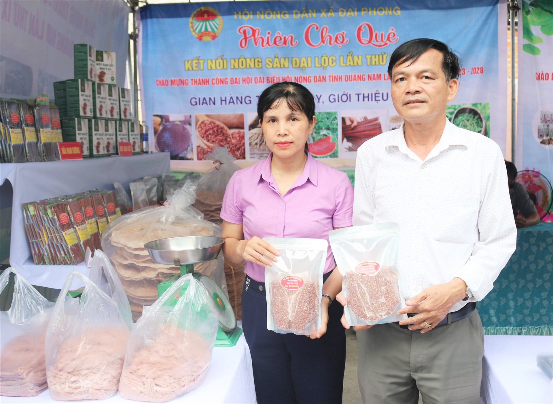 Sản phẩm gạo lúa can (thôn Mỹ Hảo, xã Đại Phong) được trưng bày tại hội chợ nông sản của huyện Đại Lộc. Ảnh: H.LIÊN
