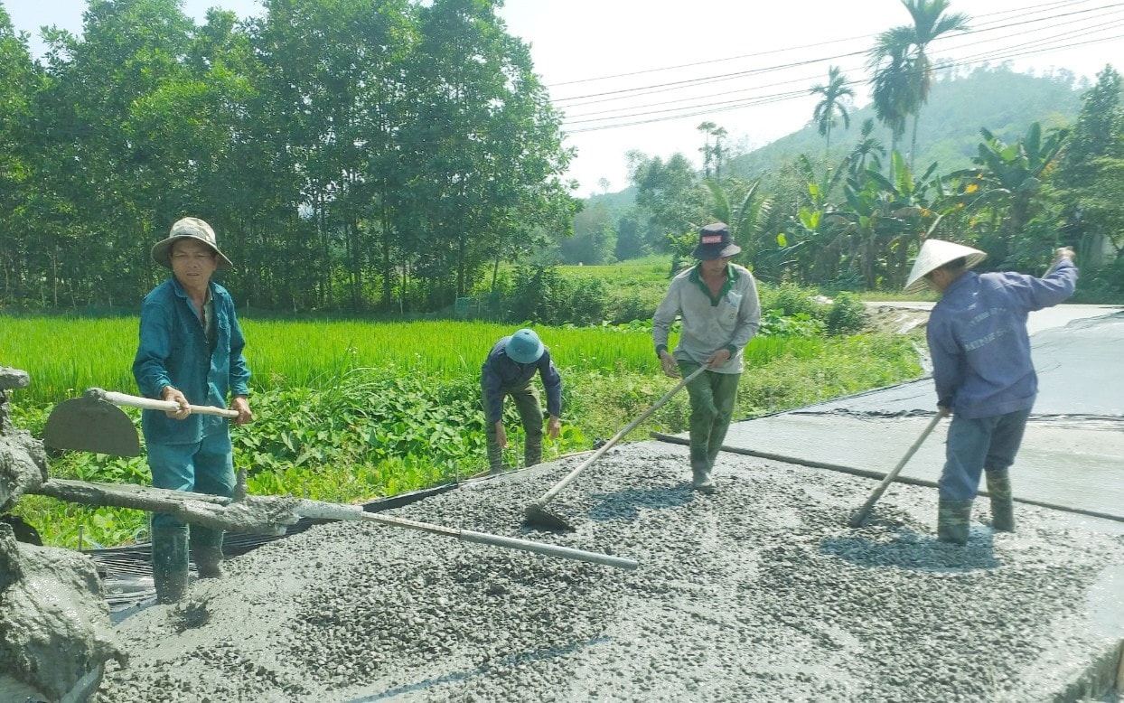 Nhiều địa phương gặp khó trong huy động nguồn lực xây dựng hạ tầng nông thôn.  Ảnh: PV