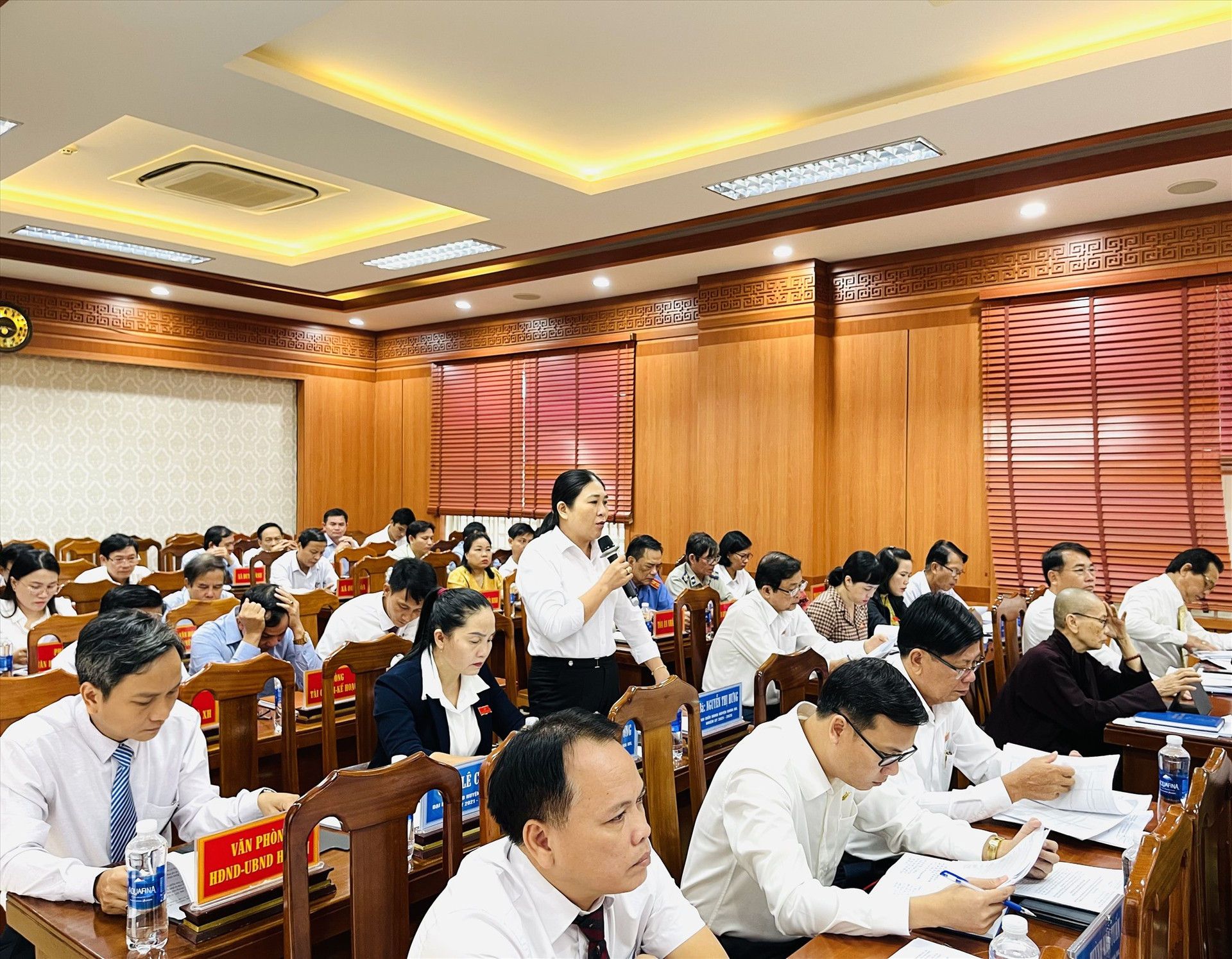 Các đại biểu HĐND huyện Duy Xuyên tham gia thảo luận tại kỳ họp.  Ảnh: N.T
