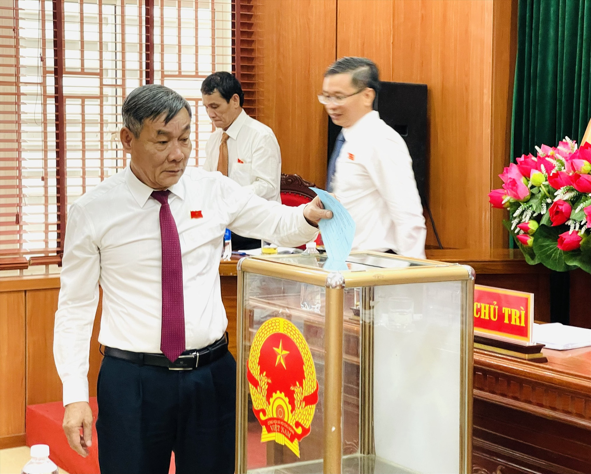 Đại biểu HĐND huyện Duy Xuyên bỏ phiếu bầu bổ sung chức danh Ủy viên UBND huyện.   Ảnh: N.T