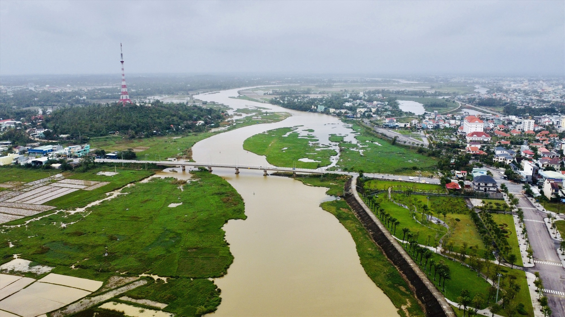 Về lâu dài Tam Kỳ sẽ nâng cấp cao trình chống ngập cho kè sông Bàn Thạch. Ảnh: H.S