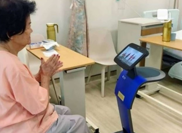 Robot hỗ trợ chăm sóc sức khỏe bệnh nhân cao tuổi tại nhà. Ảnh: Robosolutions