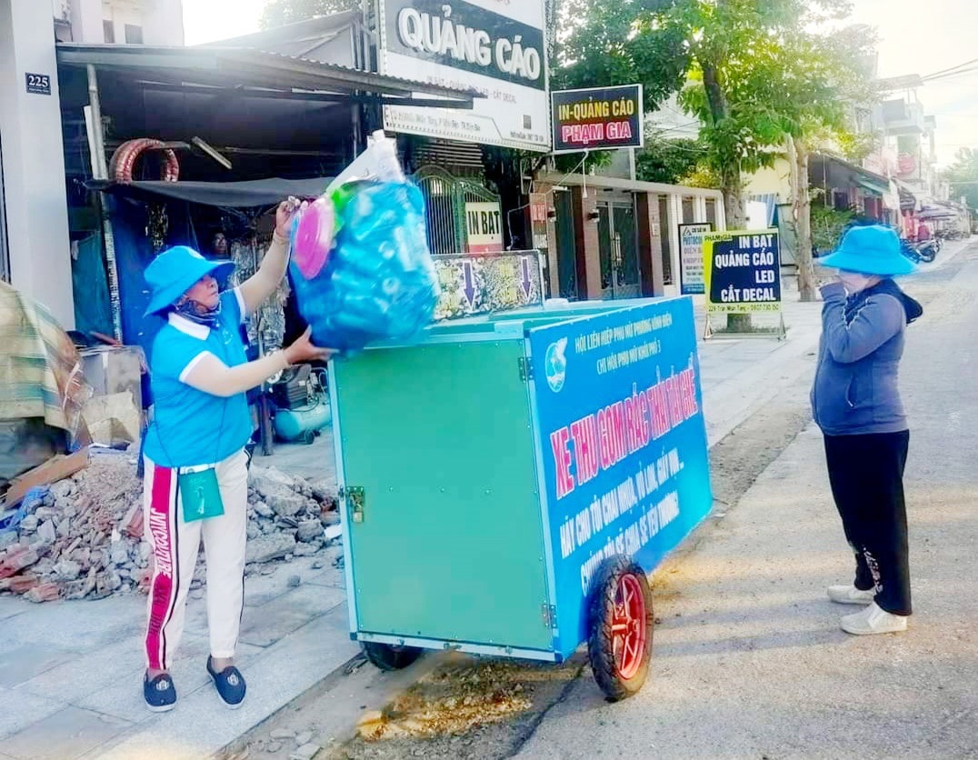 Tổ thu gom rác thải của Chi hội Phụ nữ khối phố 3 phường Vĩnh Điện gom rác thải tái chế bán gây quỹ. Ảnh: H.H