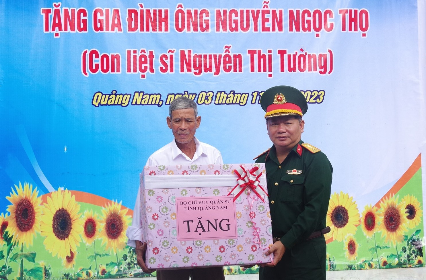 Bộ CHQS tỉnh tặng quà cho gia đình ông Nguyễn Ngọc Thọ.