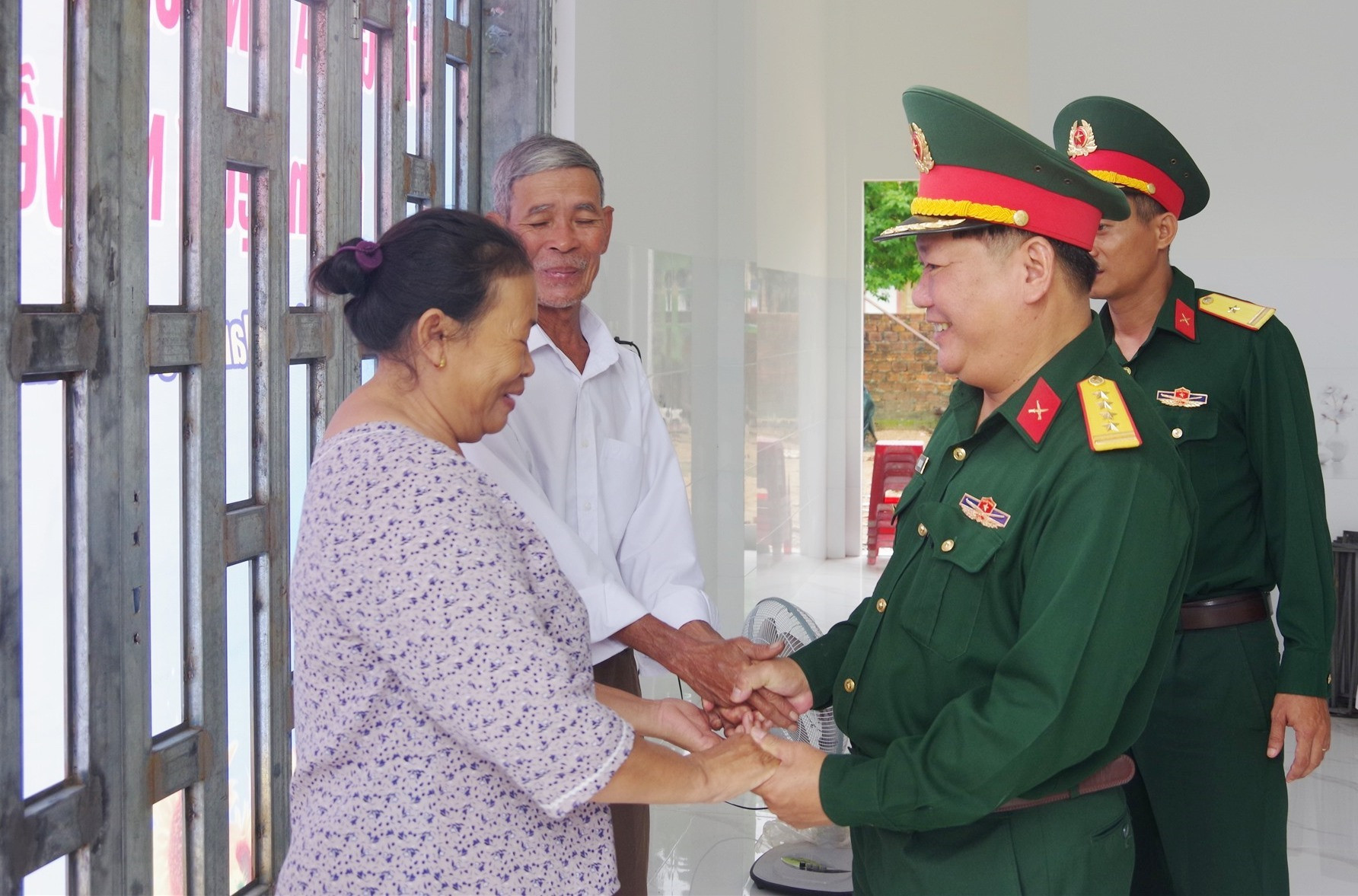 Lãnh đạo Bộ CHQS tỉnh chúc mừng gia đình ông Nguyễn Ngọc Thọ có được ngôi nhà mới.