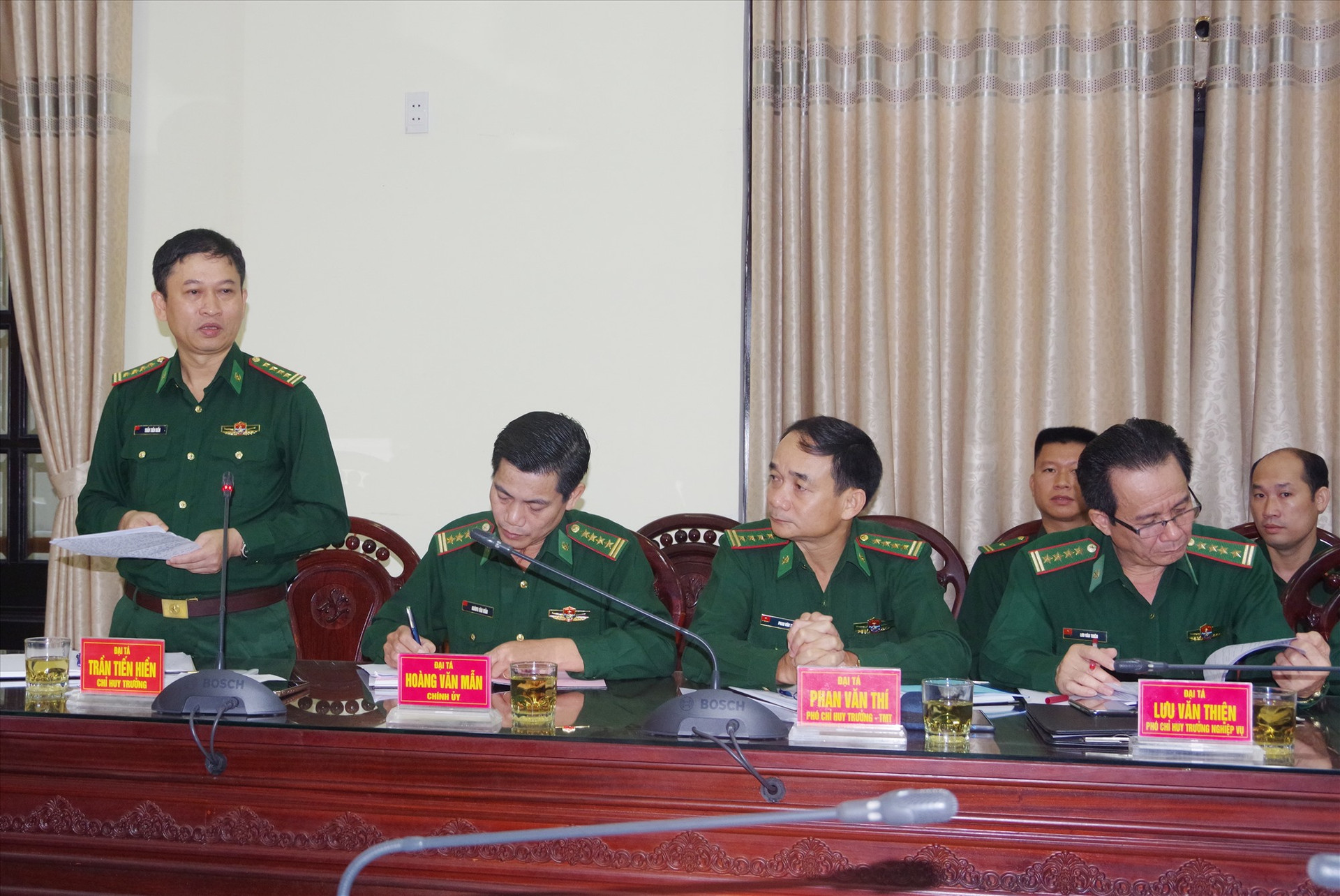 Đại tá Trần Tiến Hiền - Chỉ huy trưởng BĐBP tỉnh Quảng Nam báo cáo tại buổi kiểm tra. Ảnh: HỒNG ANH