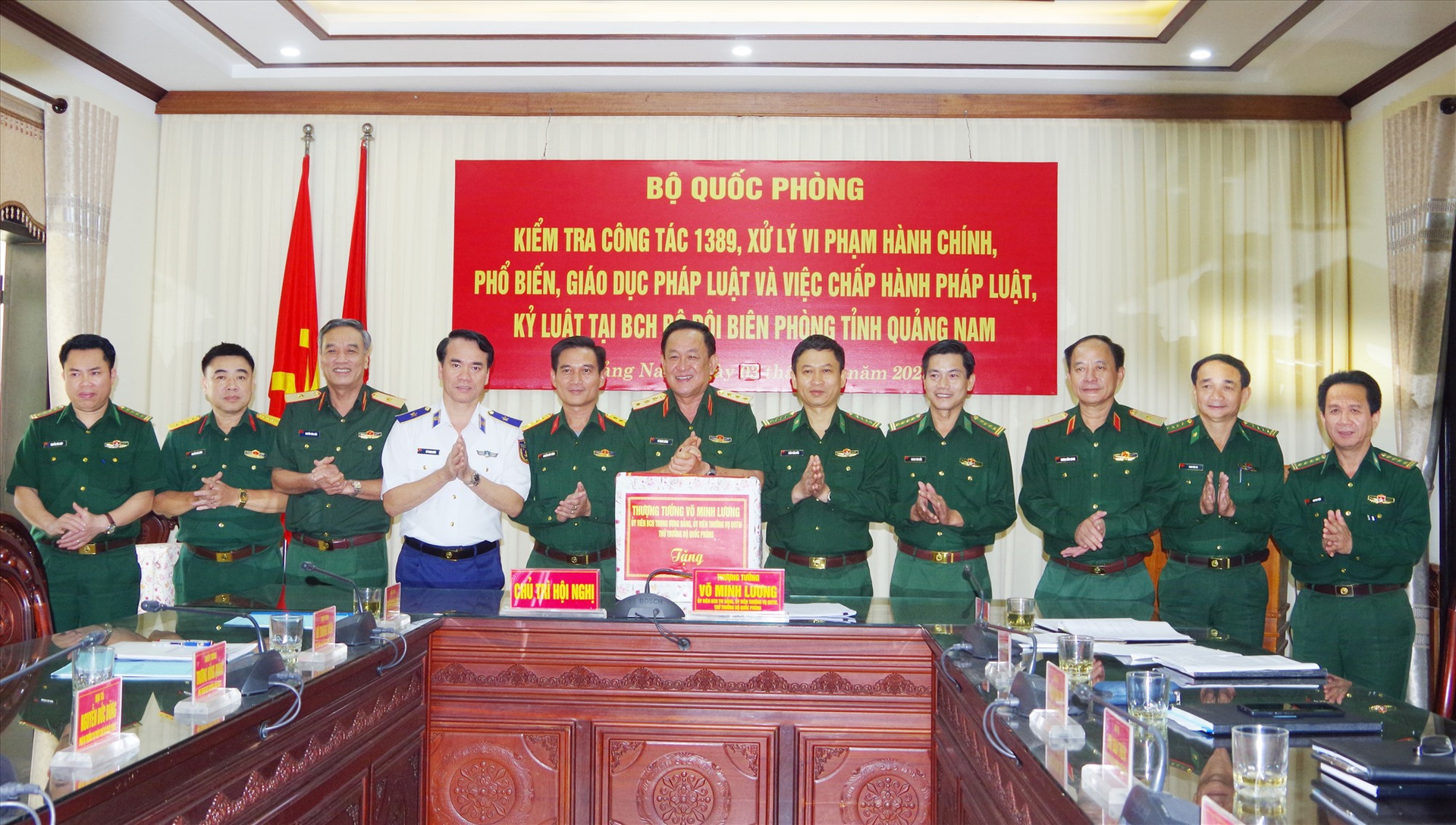 Thượng tướng Võ Minh Lương và đoàn công tác Bộ Quốc phòng tặng quà Bộ Chỉ huy BĐBP tỉnh Quảng Nam và Bộ Chỉ huy Quân sự tỉnh Quảng Nam. Ảnh: HỒNG ANH