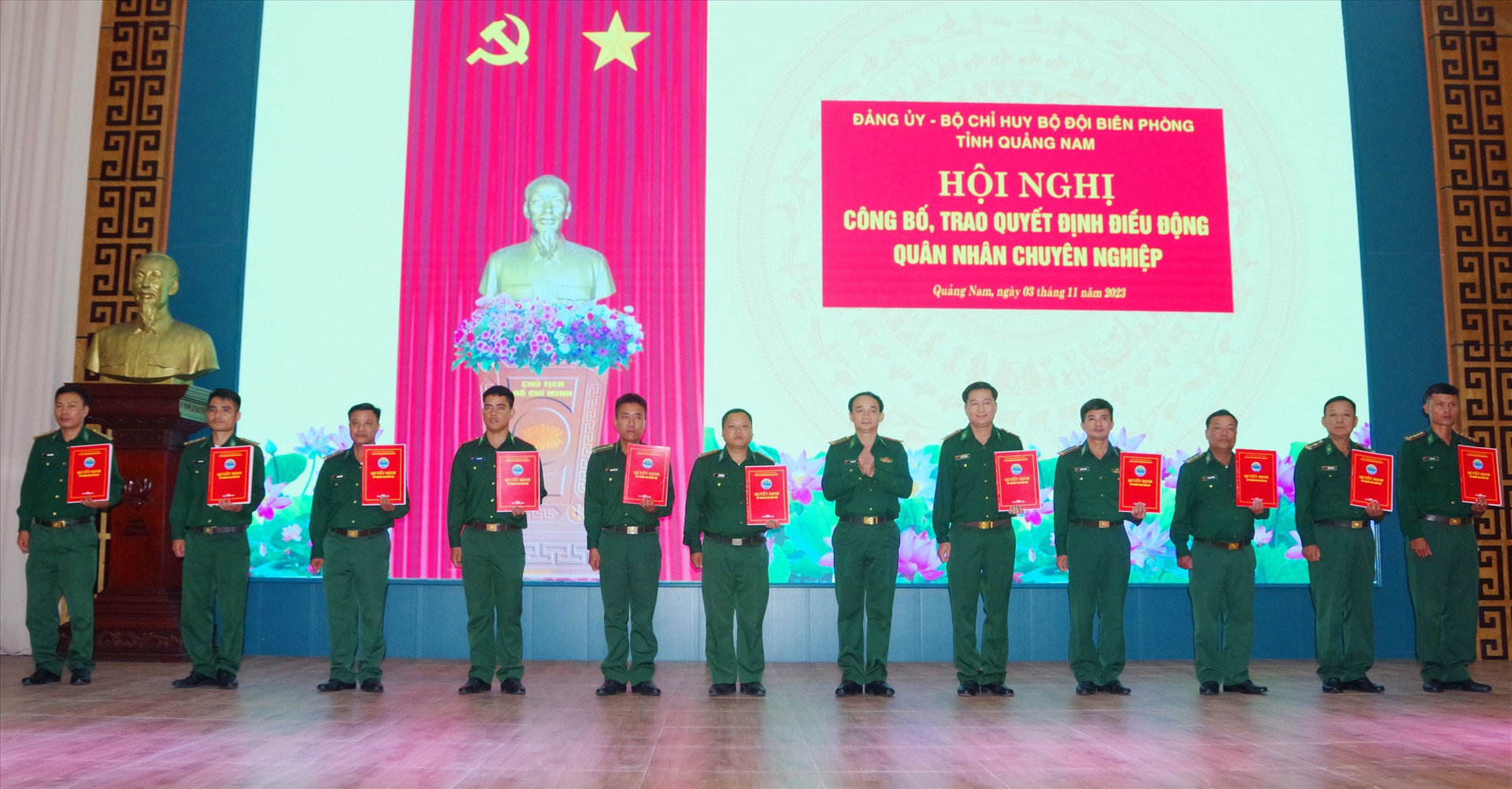 Đại tá Phan Văn Thí - Phó Chỉ huy trưởng, Tham Mưu trưởng BĐBP tỉnh trao quyết định điều động quân nhân chuyên nghiệp. Ảnh: HỒNG ANH