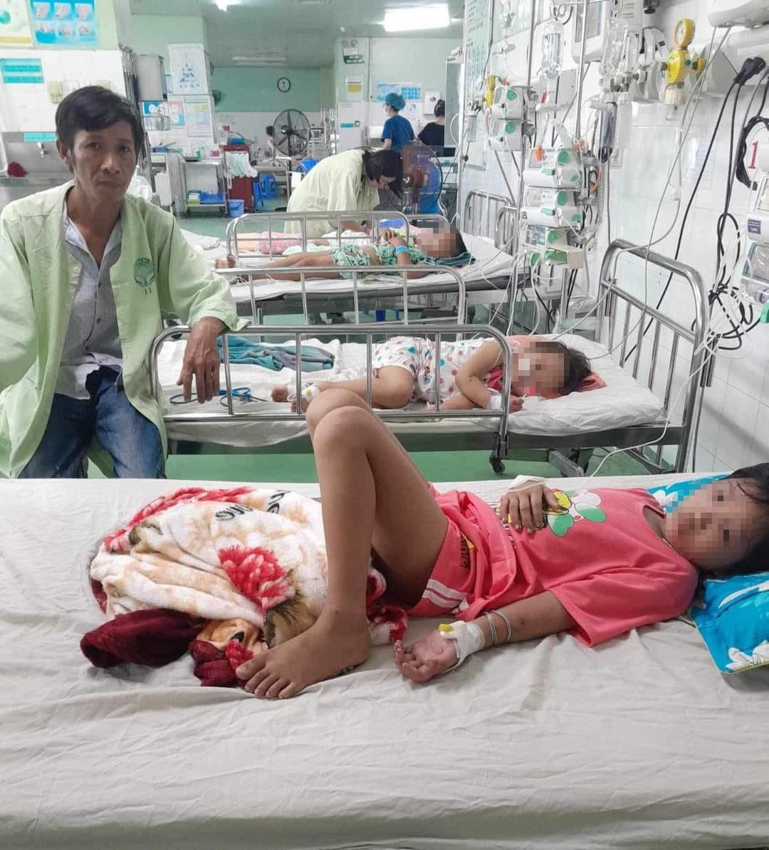 Các cháu bé bị ong vò vẽ đốt điều trị tại Bệnh viện Phụ sản - Nhi Đà Nẵng hồi tháng 9. Ảnh: S.T