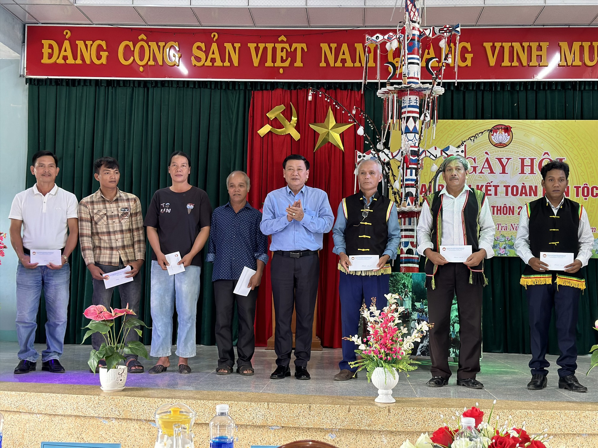Phó Chủ tịch Uỷ ban MTTQ Việt Nam tỉnh Lê Thái Bình trao quà cho hộ dân tiêu biểu. Ảnh: A.N