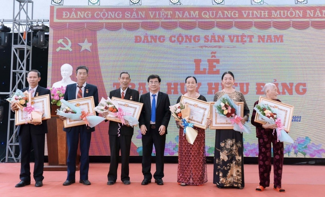 Trao tặng huy hiệu 30, 45, 50, 60 năm tuổi đảng cho 6 đồng chí đảng viên trong Đảng bộ phường Điện Dương. Ảnh: T.H
