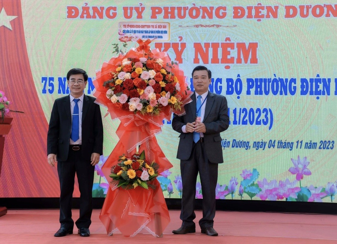 Bí thư Thị ủy Điện Bàn Phan Minh Dũng tặng hoa chúc mừng Đảng bộ phương Điện Dương. Ảnh: T.H