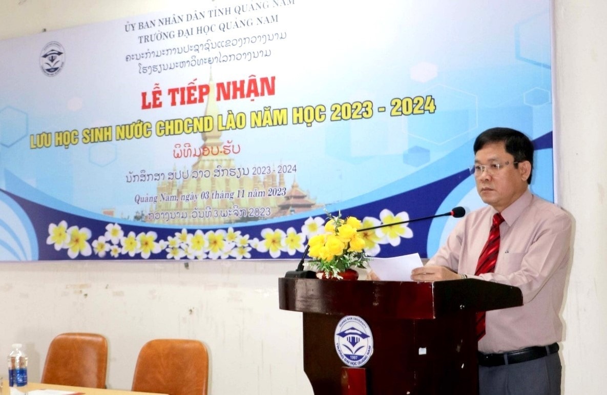 Assoc. Prof. Dr. Huynh Trong Duong - Rector of Quang Nam University gives a speech at the event.